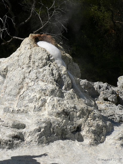 6.19- Le geyser se reveille doucement.JPG